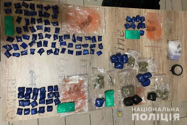 В Днепре задержали 24-летнего парня, который хранил почти 400 свертков с метамфетамином и каннабисом