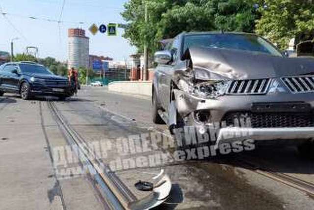 В Днепре на Чернышевского Volkswagen врезался в Mitsubishi