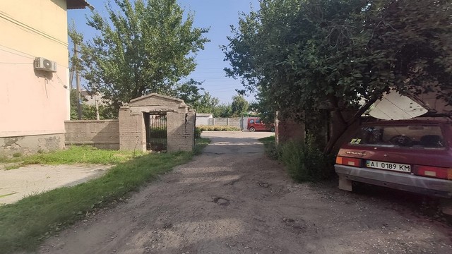 В Днепре на проспекте Мазепы жильцы сами взялись за падающие заборы