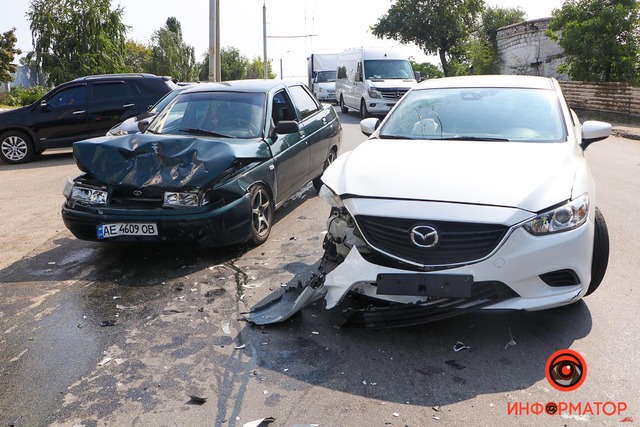 В Днепре на Каштановой столкнулись Mazda и Лада