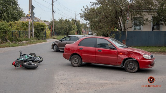 В Днепре на Моторной столкнулись Daewoo и электроскутер: есть пострадавший