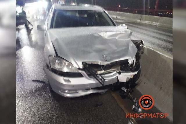 В Днепре на Новом мосту столкнулись Renault и Mercedes: четверо пострадавших