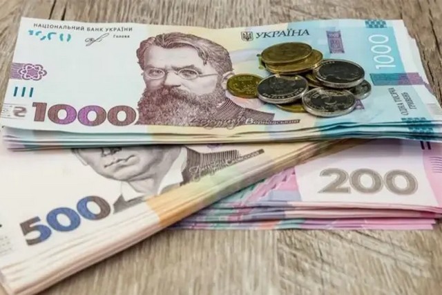 В Украине средняя зарплата за месяц уменьшилась почти на 2 тысячи гривен - ПФУ