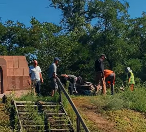 Мешканці міста Самар відновлюють пошкоджений вандалами меморіал