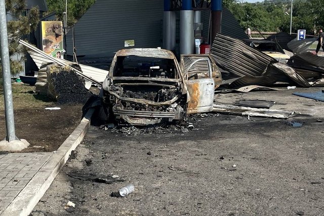 АЗС, під час удару по якій загинули 41-річний Едуард Разлог та його 8-річний син Максим. Суспільне Дніпро «Учора забив два голи», — тренер про 8-річного хлопчика, який загинув через удар по АЗС на Криворіжжі