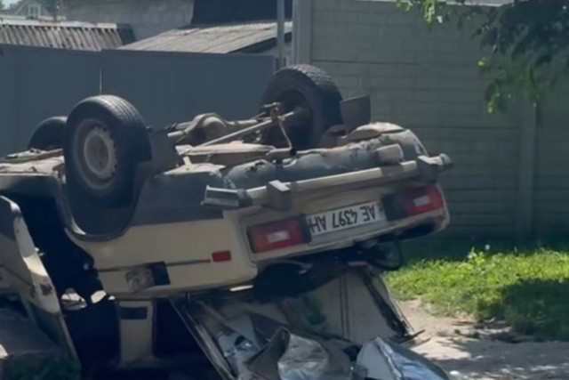 У Дніпрі п'яна молодь на авто перевернулася на дах і заблокувала будинок: винуватці відмовляються платити