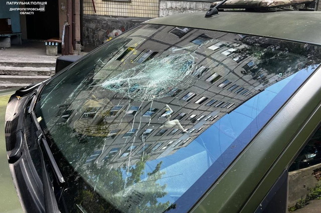 На проспекте Поля пьяный мужчина повредил автомобиль, разбил стекло на нем и приставал к окружающим