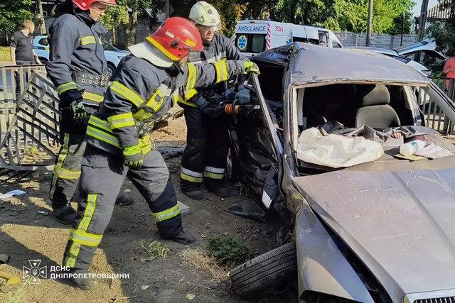 В Днепропетровской области спасатели ликвидировали последствия смертельного ДТП