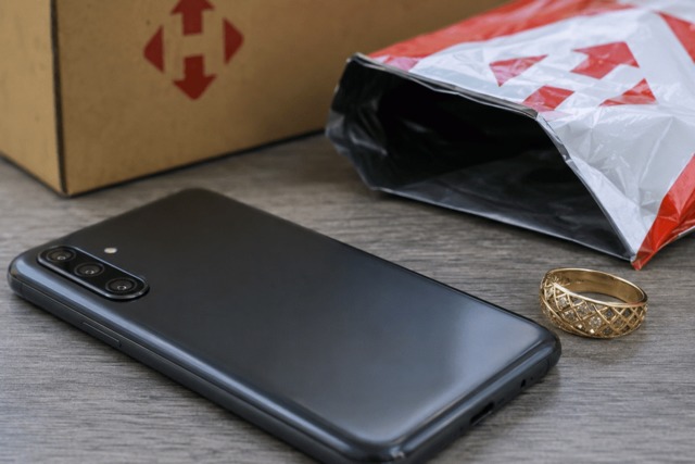 Днепрянин заказал кольцо на OLX и украл его с Новой почты