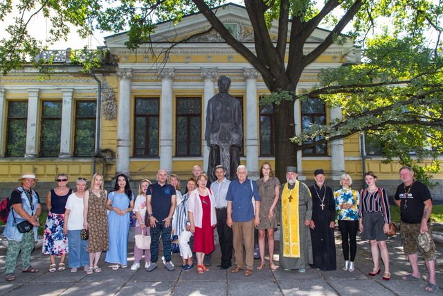Пам’ять про Дмитра Яворницького вшанували квітами та розкопками