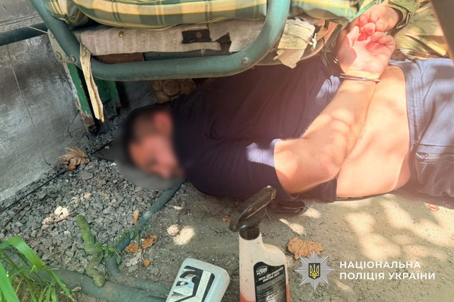 В Павлограде полицейские задержали двоих мужчин по подозрению в вымогательстве 5 тысяч долларов и двух автомобилей