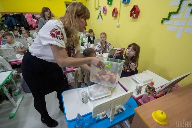 фото УНІАН, Андрій Марієнко Корецкий объявил об увеличении заработной платы педагогов с 1 сентября