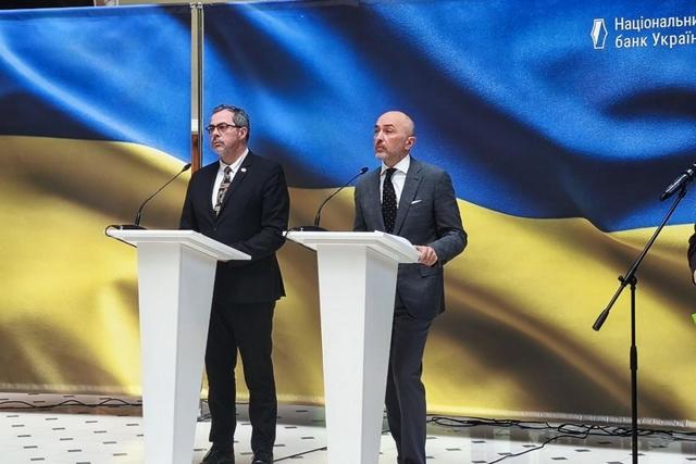 Монету представили голова НБУ Андрій Пишний та посол України при Святому Престолі Андрій Юраш / фото УНІАН В Украине выпустят памятную монету в честь Иоанна Павла II