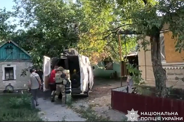 Дома превратились в руины, а улицы усеяны остатками вражеских дронов: экипаж полиции «Белые ангелы» эвакуировали четырех взрослых и ребенка из Межевской громады