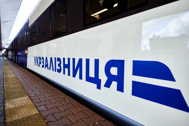 «Укрзализныця» временно закрыла продаж билетов из Днепра на запад Украины
