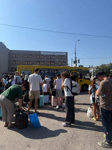 Пасажири поїзда у черзі до автобуса, який мав підвезти їх до Дніпра. Threads/@lili.romanchenko «Чекали автобуси та їхали в обʼїзд»: як безпекова ситуація на Дніпропетровщині змінила маршрути поїздів