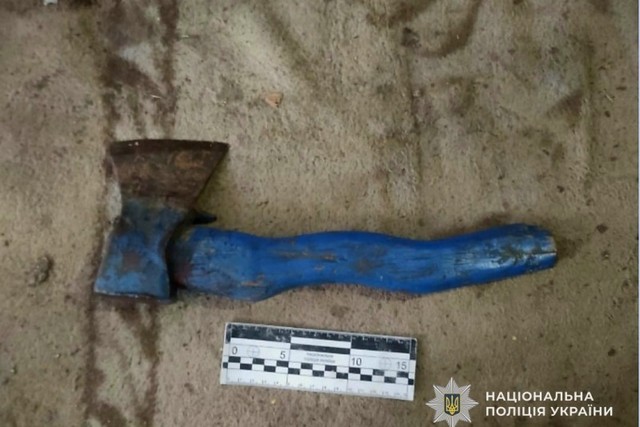У Кам'янському поліцейські затримали 47-річну жінку, яка вдарила чоловіка сокирою