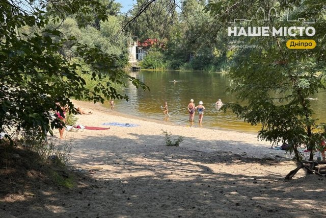 Пляжный сезон в разгаре: как днепряне проводят августовские дни на Ломовском