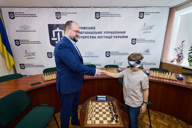 Школяр із… зав`язаними очами здолав начальника Дніпровського управління юстиції