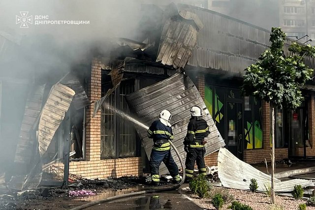 В Каменском спасатели ликвидировали масштабный пожар в торговых павильонах