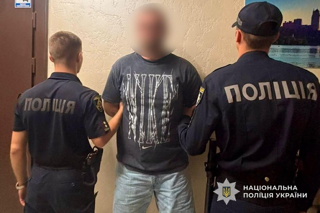 В центре Днепра группа мужчин устроила конфликт с охранниками и открыла стрельбу