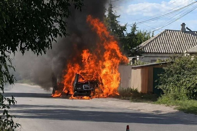 Автомобиль дотла сгорел на улице Незламной в Днепре