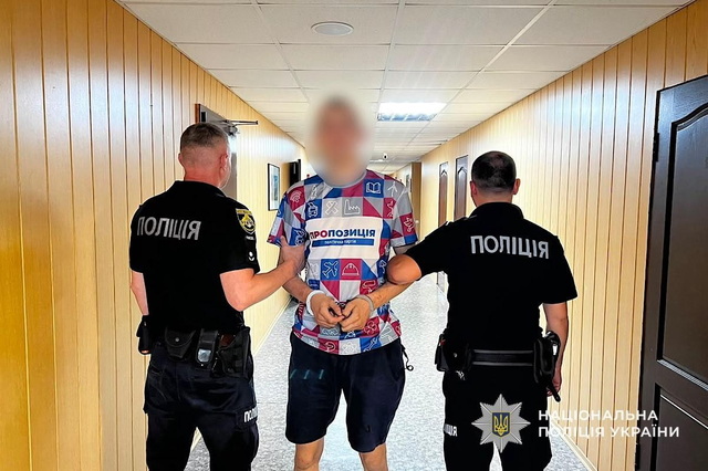 Пограбував продавчиню: оперативники Дніпра затримали підозрюваного