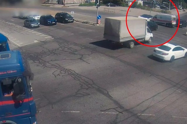 В Днепре на Богдана Хмельницкого Nissan после столкновения с Citroen медиков вылетел на встречную полосу в другие авто: видео момента