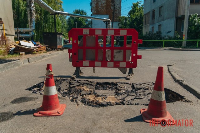 Фото: Денис Чубченко Між багатоповерхівками утворилося провалля: у Дніпрі на Галини Мазепи заблокований проїзд, а люди сидять без води
