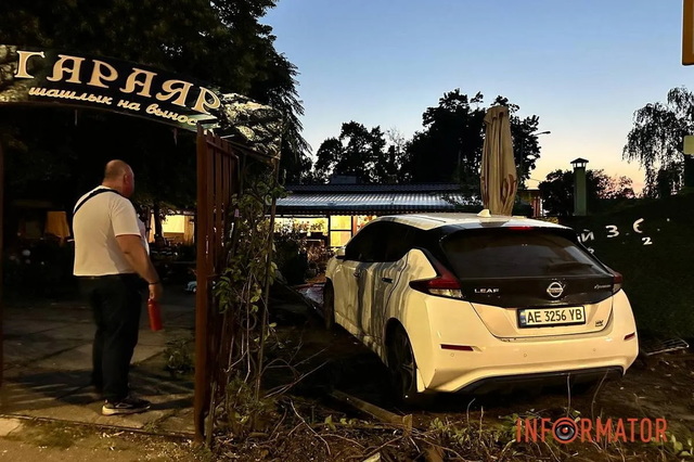 На Слобожанском проспекте Nissan после столкновения с Lada снес забор кафе «Гараяр»: есть пострадавшие