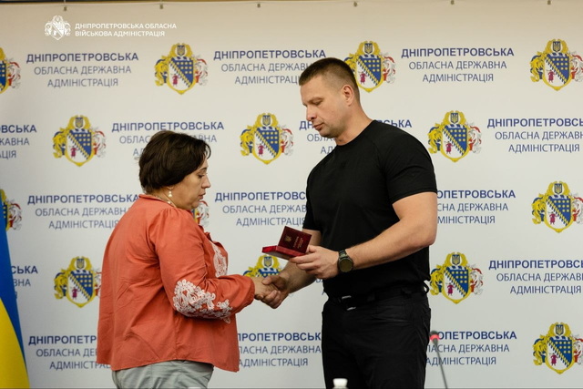 У Дніпрі 28 сім'ям захисників вручили ордени та нагороди. Все – посмертно