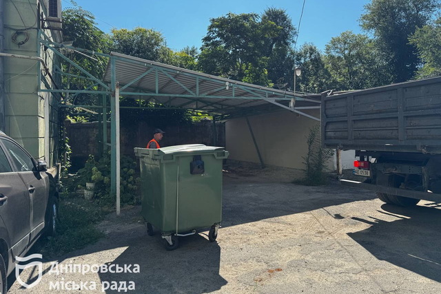 В Днепре продолжают демонтировать незаконно установленные конструкции, освобождая городское пространство