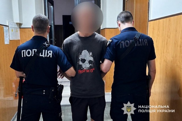 Полиция Днепра задержала 22-летнего подозреваемого в нанесении тяжких телесных повреждений 60-летнему мужчине