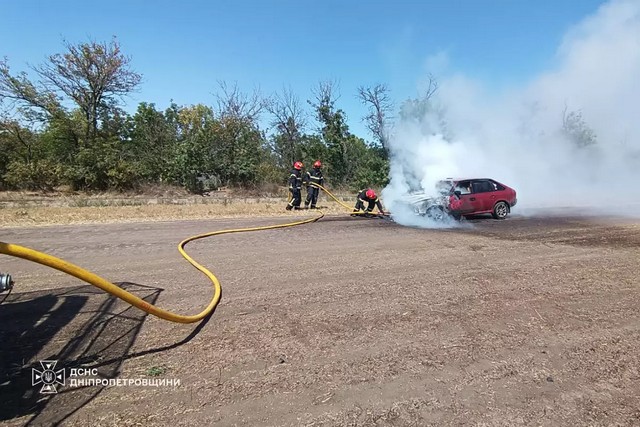 На Днепропетровщине посреди дороги загорелась машина: чрезвычайники ликвидировали возгорание