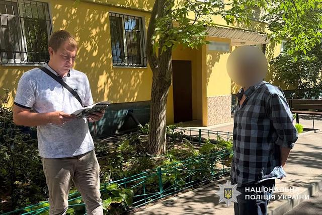 Пограбував літнього чоловіка у під’їзді: поліція Дніпра затримала підозрюваного