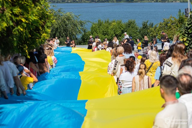 В День Независимости днепряне прошли по городу с 50-метровым флагом Украины
