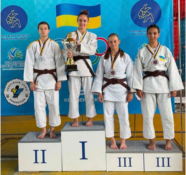 Кароліна Гаврись та спортсменки змагань. Камʼянська Дитячо-юнацька спортивна школа №1/Facebook Спортсменка з Дніпропетровщини стала переможницею турніру з дзюдо