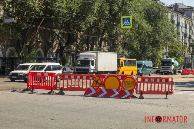В Днепре на Богдана Хмельницкого возле «Терры» ремонтируют трамвайный переезд