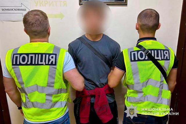 В Днепре трое неизвестных, угрожая ножом, отобрали у мужчины мобильный телефон и золотую цепочку