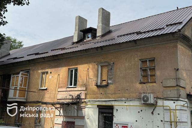Новая крыша, канализационный выпуск, окна в подъездах - в Днепре восстановили еще один дом после вражеских обстрелов