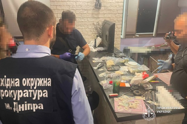 Наркотики на 5 млн грн, оружие и средства конспирации — в Днепре разоблачен оптовый канал сбыта