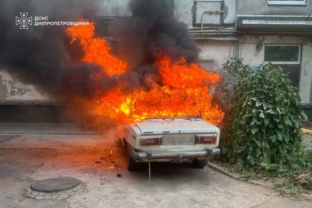 У Нікопольському районі рятувальники ліквідували пожежу в автомобілі
