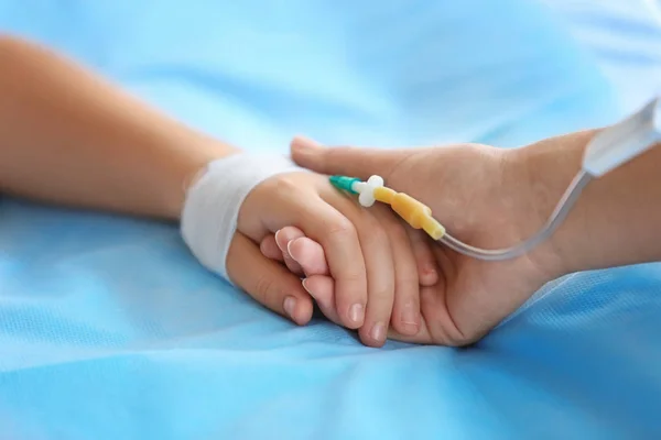 У Дніпрі рятують 10-річну дівчинку, яка постраждала від вибухів у Піщанці