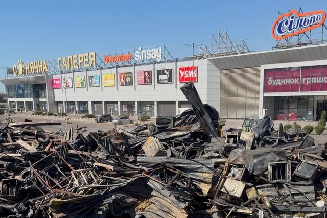 Крадіжка чи наслідки атаки: у Кривому Розі з'ясовують, куди зникла техніка з ТРЦ після удару