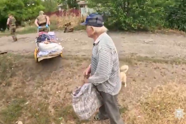 «Ребята, вы ангелы?» - спецэкипаж полиции «Белые ангелы» эвакуировал из Межевой 72-летнюю маломобильную женщину