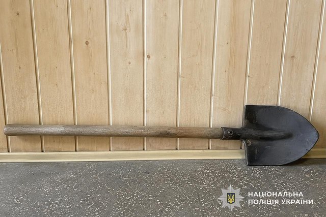 На Дніпропетровщині чоловік забив знайомого держаком лопати до смерті