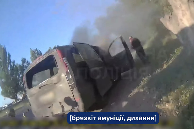 Вчасно опинилися поруч: у Дніпрі патрульні допомогли кермувальнику загасити автомобіль, що раптово загорівся