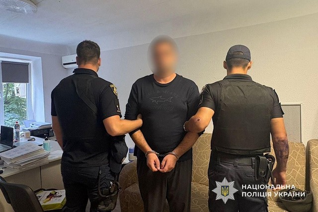 Пограбування у підʼїзді: слідчі Дніпра повідомили про підозру зловмиснику