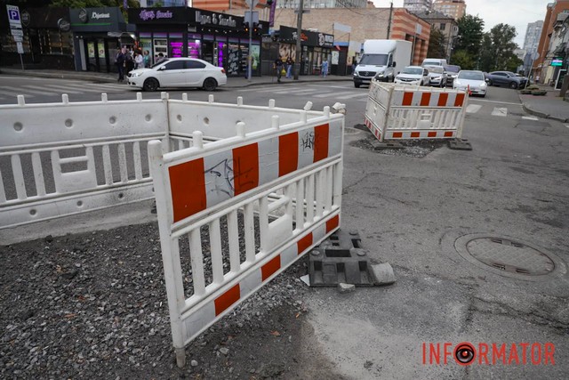 Фото: Тарас Іванов Сразу два препятствия для водителей: что происходит на Липинского в Днепре