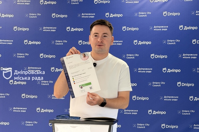 Школа начинается с «єДніпро»: днепровские первоклассники получили цифровые ученические билеты еще до 1 сентября